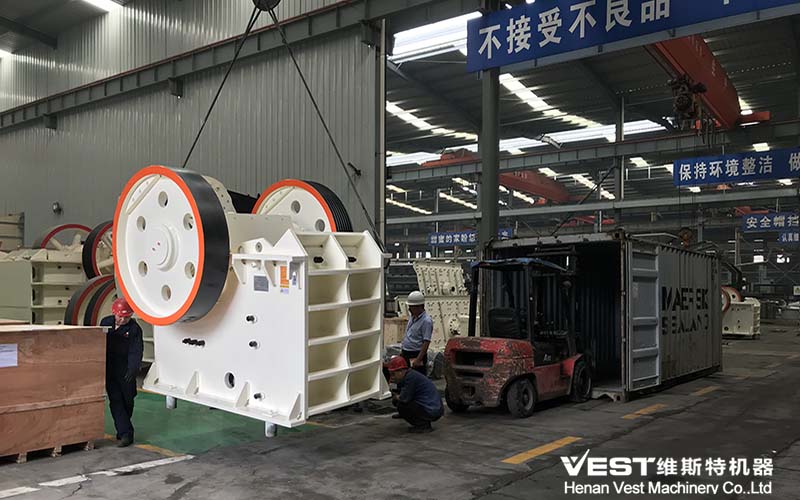 PE jaw crusher packaging and delivery.jpg