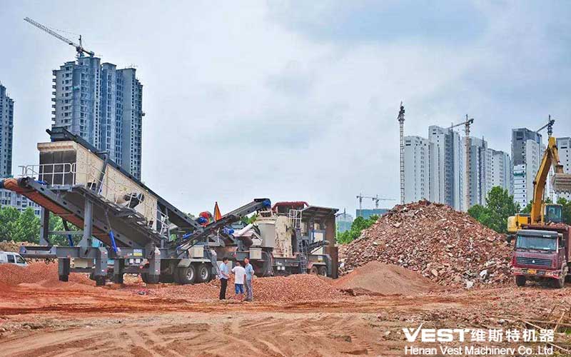 Tire-mounted mobile construction waste crushing station.jpg